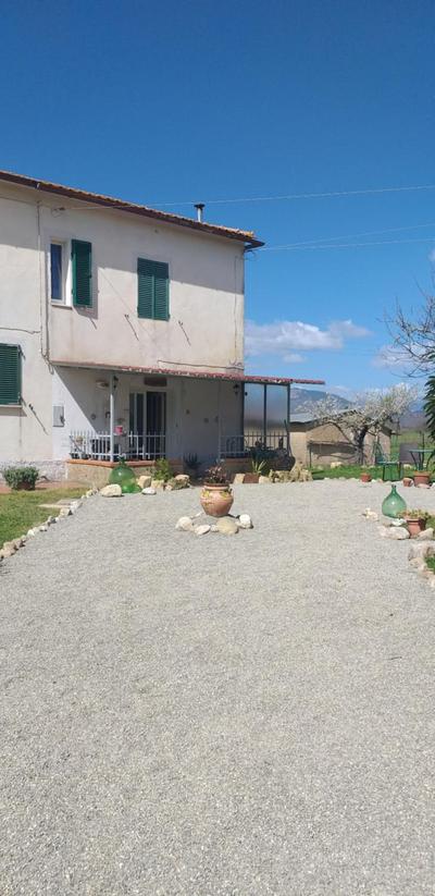 La cascina della grotta di tufo