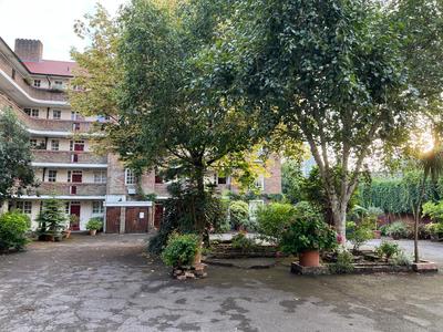 Cosy London bedroom near Oval Station - shared bathroom
