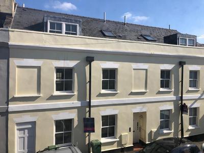 Prime Central Location,Free parking available by reservation only, limited spaces, En suite and shared room options in a 4 bedroom property, Shared kitchen