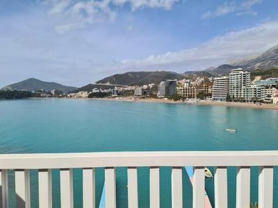 Top floor with stunning seaview, first line