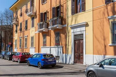 GuestHost - Ferrara Station Essential Apartment with parking