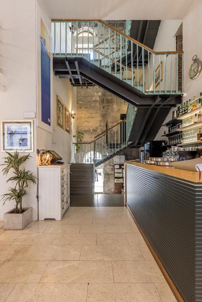 Leonis Restaurant & Rooms