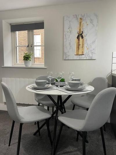 Cedar House by ShortStays4U A modern 2 bedroom house with free parking in town centre!