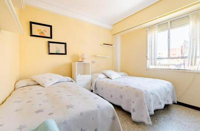 Se alquila una habitación doble con aire acondicionado