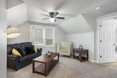 Great Location! 2BR - King Bed - Private Laundry