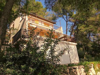 Villa V, 4-star 2-floor 1-apartment seaside property with great outdoors