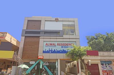 Super OYO 93463 Alwal Residency