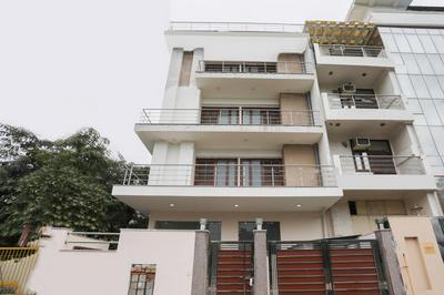 Capital O Hotel Sapphire Near Iskcon Temple Noida