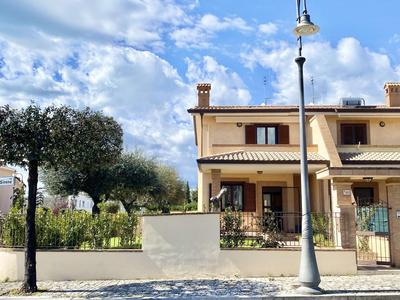 holidaycasa Villa Leo - Con giardino a 350 mt dal