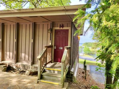 Mountain Harbor Queen Guest Room on Lake Ouachita