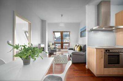 Ático Centro para 3, AC, Luz y Comodidad
