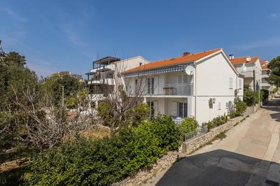 Seaside Sanctuary - Modern 3 Bedroom and 3 Bathroom Apartment 60m from Beach