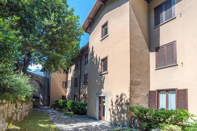 Cozy lake view apartment with pool and park!