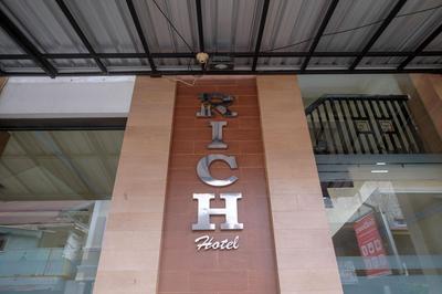 RedDoorz at Hotel Rich Parepare near Pantai Mattirotasi