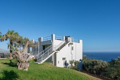 A 5 bedroom villa with pool & amazing sea view!