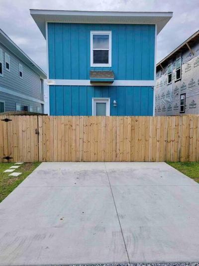 Downtown home + bay views + seafood market