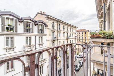MILAN CITY CENTER Elegant Flat 4-Pax - Metro M1 - FAST WIFI - AC & Balcony