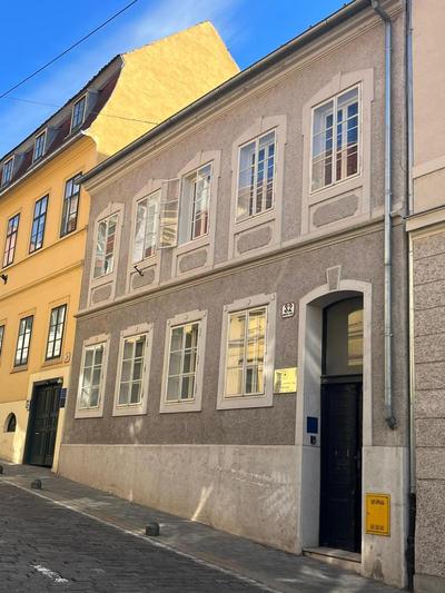 Art / Peaceful / Historical city center apartment