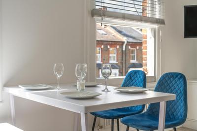 Modern Split Level 2BR Spacious Apt Maida Vale