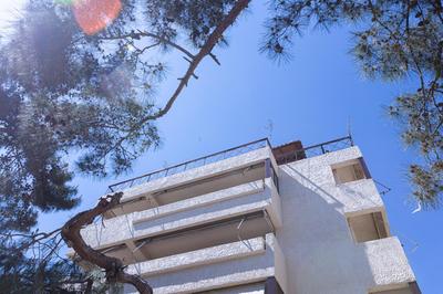 SeaView apt in Varkiza steps to Beach with Parking