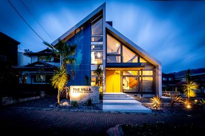 The Villa & Barrel Lounge