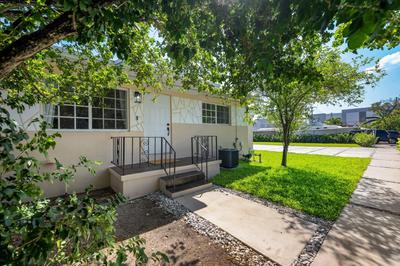3 BR Smart home, close to airport, Fast WiFi, Patio, Grill & Free private parking