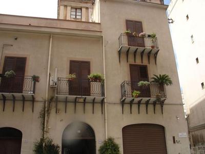 Charming Mezzanine Flat in Palermo Centre