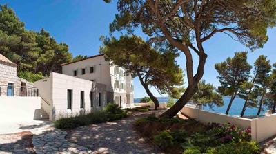 A beachfront villa near Omiš with a sauna and a gym
