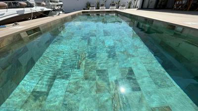 Villa con piscina y vistas canal AV-44