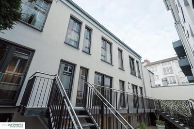 City-Studio im Innenhof mit Boxspring-Bett und Community-Raum