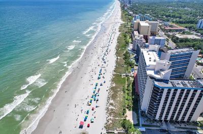 Beachfront, Spacious King Suite with Resort Access, Free Parking!