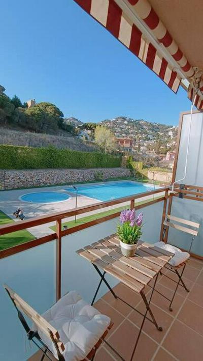 Apartamento La Brisa para 4, con piscina y parking