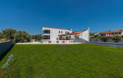 A lovely poolside villa in Krnica ideal for family