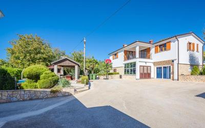 A charming poolside villa in Pazin