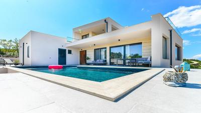 Villa Zariva with pool and panoramic mountain and