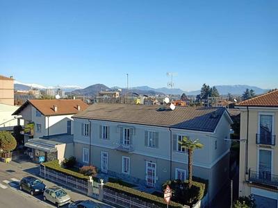 La Rocca Home, accogliente appartamento ad Arona