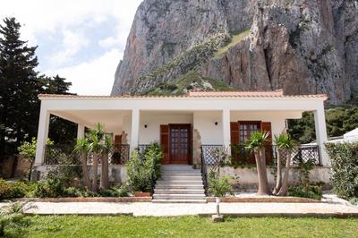 Casa Enza di fronte la Tonnara