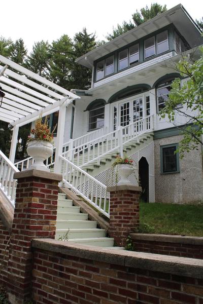 The Hillside B&B. Home w/ Breakfast Service!