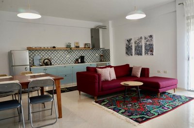 Lovely 2 bedroom condo with free parking