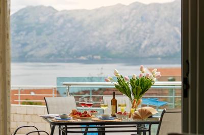 Nada's Ap with Pool and Sea View