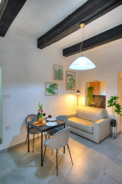 Cozy flat. Swim beach 2 minutes walk. The Old Valletta MCRI1-1