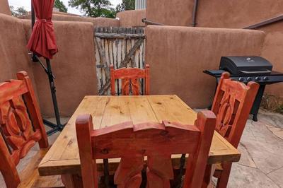 Enchanted Casita with Private Outdoor Hot Tub and Patio, Near Santa Fe Plaza, Sleeps 4 with free parking