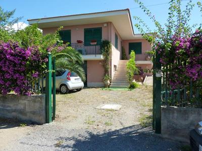 Spacious apartment in Taormina Garden view