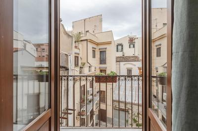 GuestHost - Ballarò Cozy Apartment with Balconies