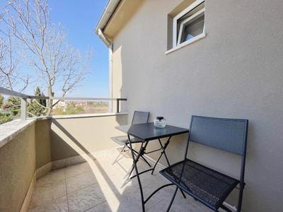 Caramel Comforts in Stinjan only 800 m from the Beach, free parking