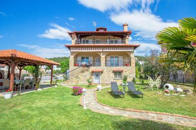 Private 6-bedroom Villa with garden 150m to beach