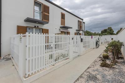 GuestHost - Pula Modern Apartment with Private Parking!
