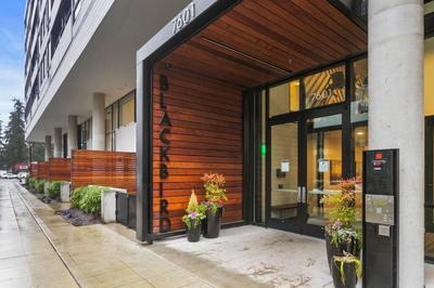 Posh Lofty Pad in Central Redmond - 92 Walkscore!