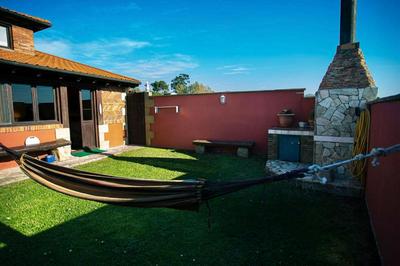 Casa independiente con chimena, jardín y barbacoa