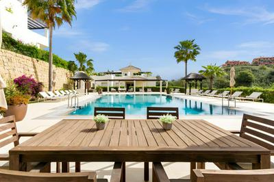 Luxury & Sunny Apartment with Breathtaking View in Marbella East